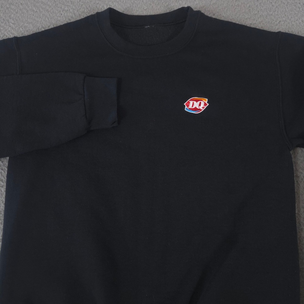 Dairy Queen Sweatshirt Mens Small DQ Embroidered Logo Crewneck Fleece Pullover